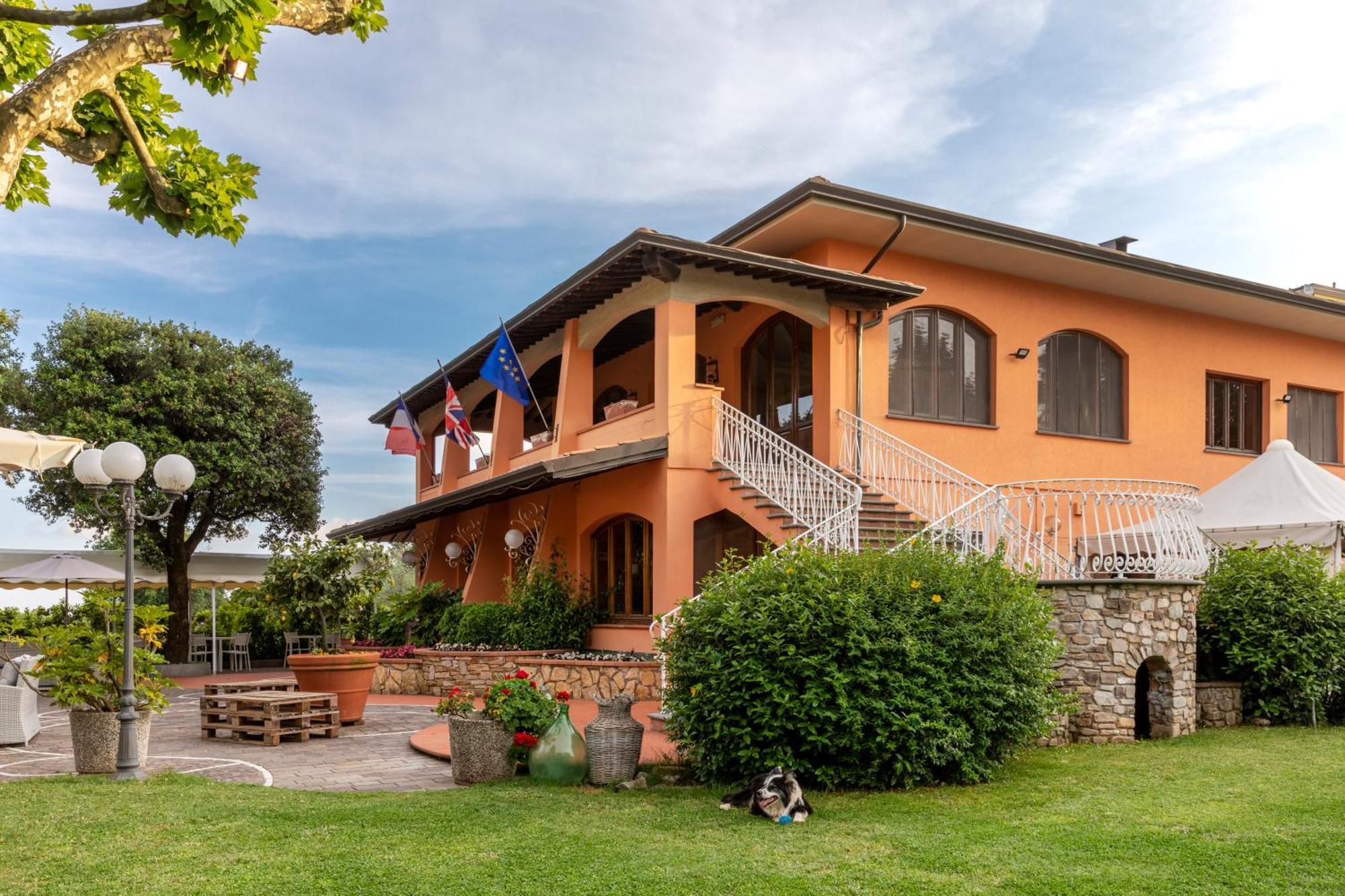 Holiday Prato Verde Chiatri Exterior photo